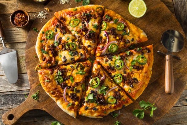 Pizza MexicanaPizza mexicana con carne molida, jalapeños y frijoles.