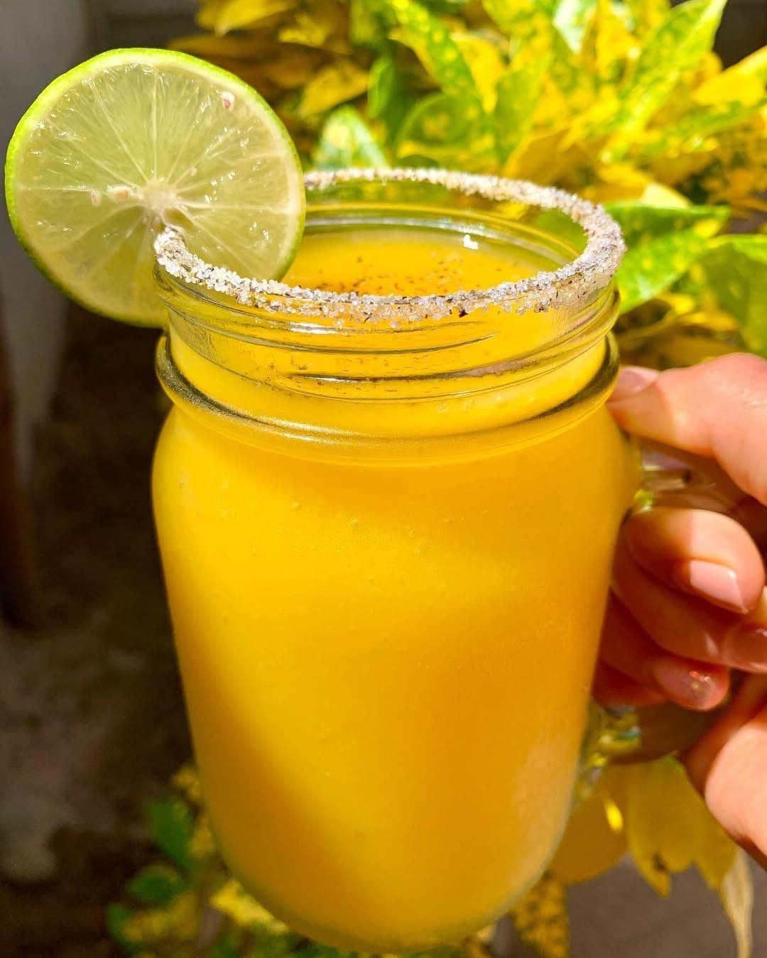 Limonada de mangoRefrescante, tropical y llena de sabor. Nuestra limonada de mango combina el equilibrio perfecto entre el dulzor del mango maduro y la acidez cítrica de los limones frescos. Servida bien fría, es la opción ideal para acompañar cualquier comida o disfrutar en un día caluroso.