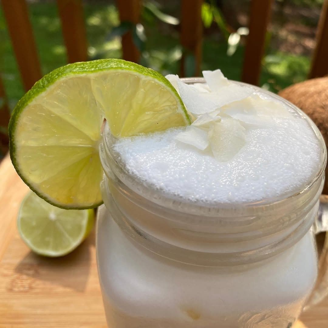 Limonada de CocoUna combinación exótica y refrescante que transporta tus sentidos a la playa. Nuestra limonada de coco mezcla la cremosidad del coco con la frescura cítrica del limón, creando una bebida suave, dulce y perfectamente equilibrada. Servida bien fría, es la elección ideal para acompañar platos tropicales o simplemente para disfrutar en un momento de relajación.